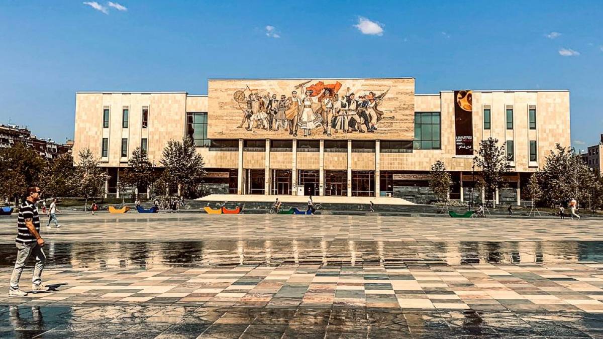 Nationales Historisches Museum am Skanderbeg-Platz in Tirana | © Lona, Unsplash / Chamäleon Nationales Historisches Museum am Skanderbeg-Platz in Tirana | © Lona, Unsplash / Chamäleon